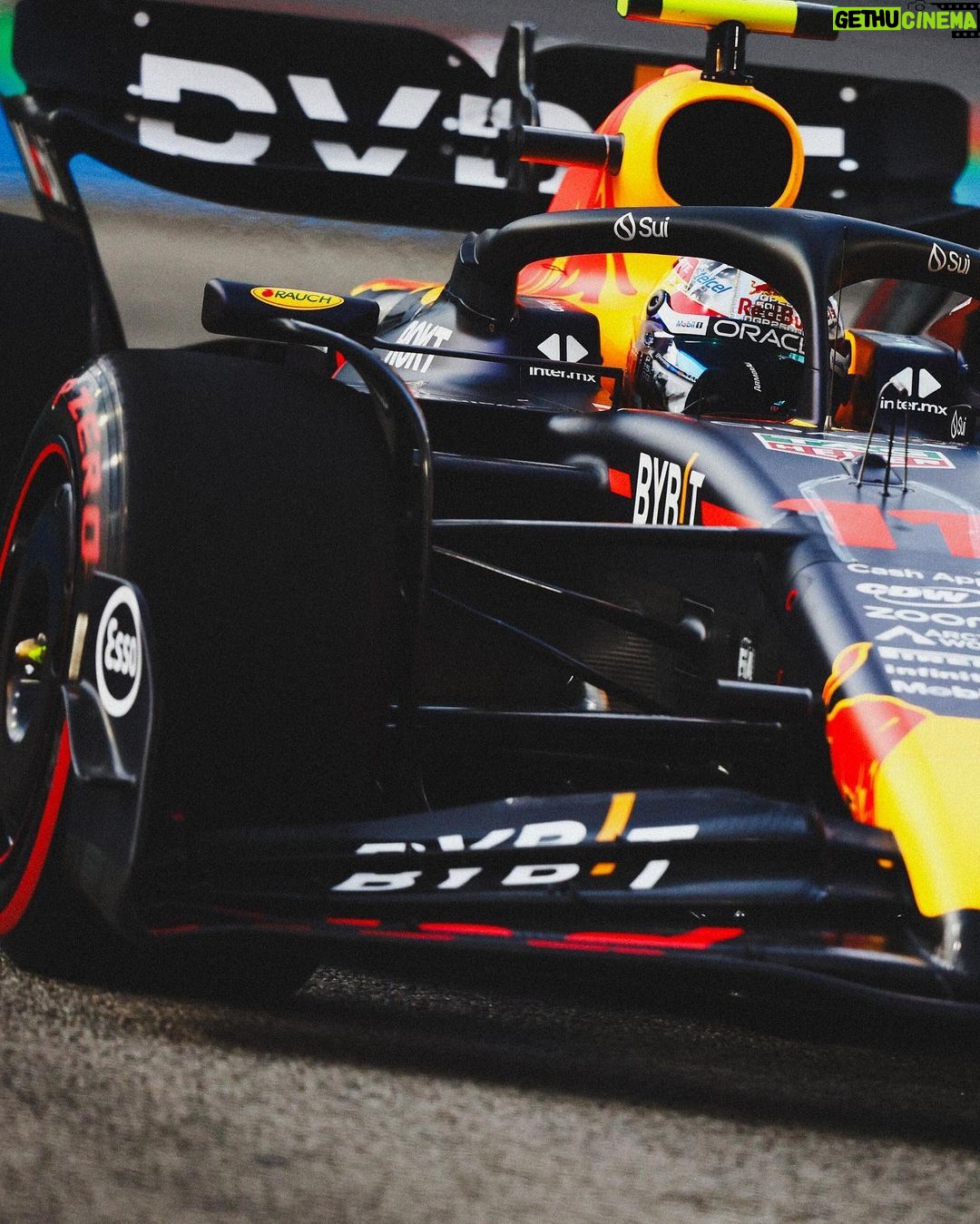 Sergio Pérez Instagram - Very difficult day for the whole team, but the points are awarded tomorrow and we’ll do our best to turn things around. Día muy difícil para todo el equipo, pero los puntos se dan mañana y haremos nuestro mejor esfuerzo para revertir la situación. #SP11 Singapore Grand Prix