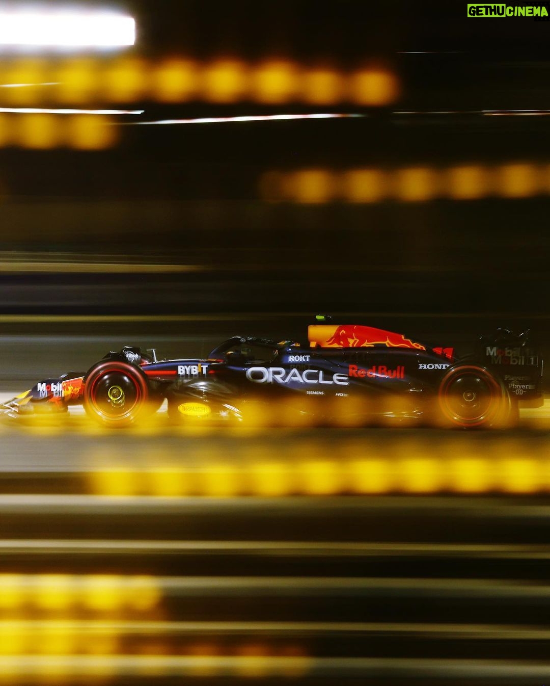 Sergio Pérez Instagram - Everything is very tight out there. Top 5 and a long race ahead, let’s go for a great start. Todo está muy apretado. Top 5 y mucha carrera por delante, vamos por un gran inicio #SP11 Bahrain International Circuit