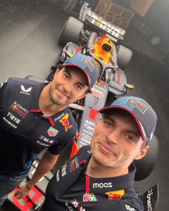 Sergio Pérez Instagram - A selfie to start 2024 🤳😎 #F1 #RedBullRacing #MaxVerstappen #ChecoPerez 📸 @thommogetty