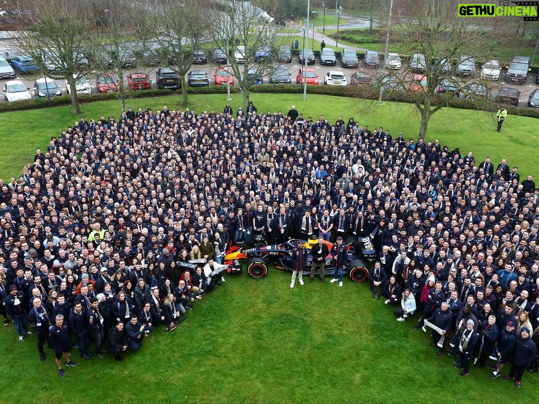 Sergio Pérez Instagram - Closing the year with more than 1400 people who make all this possible. Thank you all for your dedication and effort. Happy holidays to you and your families. See you in a few weeks to go for another championship!! 💪 Cerrando el año junto a las mas de 1400 personas que hacen todo esto posible. Gracias a todos por su dedicación y esfuerzo. Felices fiestas para ustedes y sus familias. Nos vemos en unas semanas para ir por otro campeonato!! 💪 #SP11 Red Bull Racing