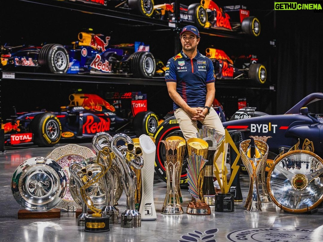 Sergio Pérez Instagram - Closing the year with more than 1400 people who make all this possible. Thank you all for your dedication and effort. Happy holidays to you and your families. See you in a few weeks to go for another championship!! 💪 Cerrando el año junto a las mas de 1400 personas que hacen todo esto posible. Gracias a todos por su dedicación y esfuerzo. Felices fiestas para ustedes y sus familias. Nos vemos en unas semanas para ir por otro campeonato!! 💪 #SP11 Red Bull Racing