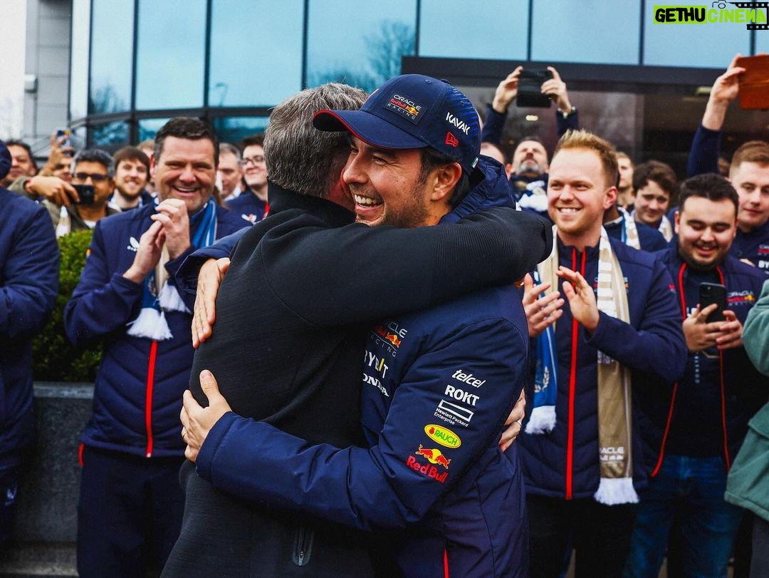 Sergio Pérez Instagram - Closing the year with more than 1400 people who make all this possible. Thank you all for your dedication and effort. Happy holidays to you and your families. See you in a few weeks to go for another championship!! 💪 Cerrando el año junto a las mas de 1400 personas que hacen todo esto posible. Gracias a todos por su dedicación y esfuerzo. Felices fiestas para ustedes y sus familias. Nos vemos en unas semanas para ir por otro campeonato!! 💪 #SP11 Red Bull Racing