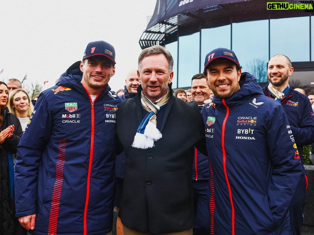 Sergio Pérez Instagram - Closing the year with more than 1400 people who make all this possible. Thank you all for your dedication and effort. Happy holidays to you and your families. See you in a few weeks to go for another championship!! 💪 Cerrando el año junto a las mas de 1400 personas que hacen todo esto posible. Gracias a todos por su dedicación y esfuerzo. Felices fiestas para ustedes y sus familias. Nos vemos en unas semanas para ir por otro campeonato!! 💪 #SP11 Red Bull Racing