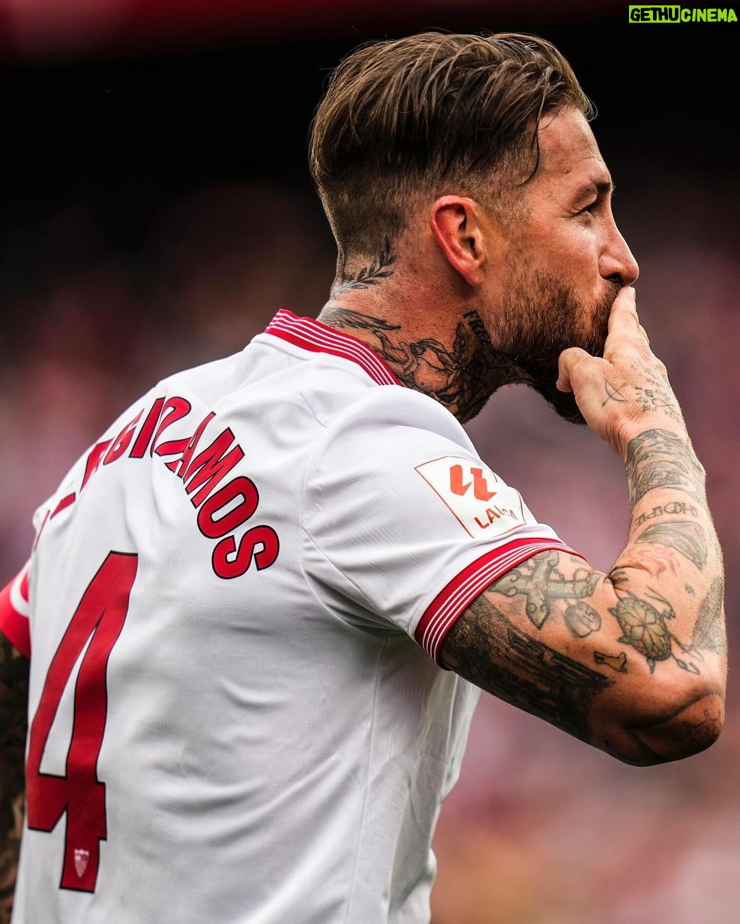 Sergio Ramos Instagram - Victoria importante y merecida en casa. Increíble el ambiente en el Sánchez-Pizjuán. Y feliz de ayudar con el gol 🍳 ¡Seguimos creciendo como equipo, @sevillafc! ⚪️🔴 Important and well-deserved win at home. Amazing atmosphere at the Sánchez-Pizjuán. Happy to help with a goal 🍳 We keep growing as a team, #SevillaFC! ⚪️🔴