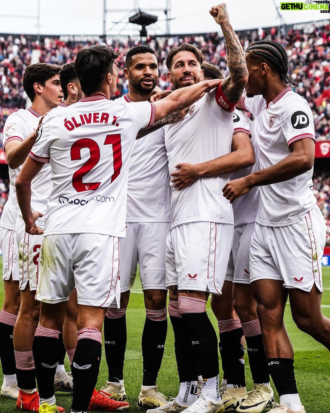 Sergio Ramos Instagram - Victoria importante y merecida en casa. Increíble el ambiente en el Sánchez-Pizjuán. Y feliz de ayudar con el gol 🍳 ¡Seguimos creciendo como equipo, @sevillafc! ⚪️🔴 Important and well-deserved win at home. Amazing atmosphere at the Sánchez-Pizjuán. Happy to help with a goal 🍳 We keep growing as a team, #SevillaFC! ⚪️🔴
