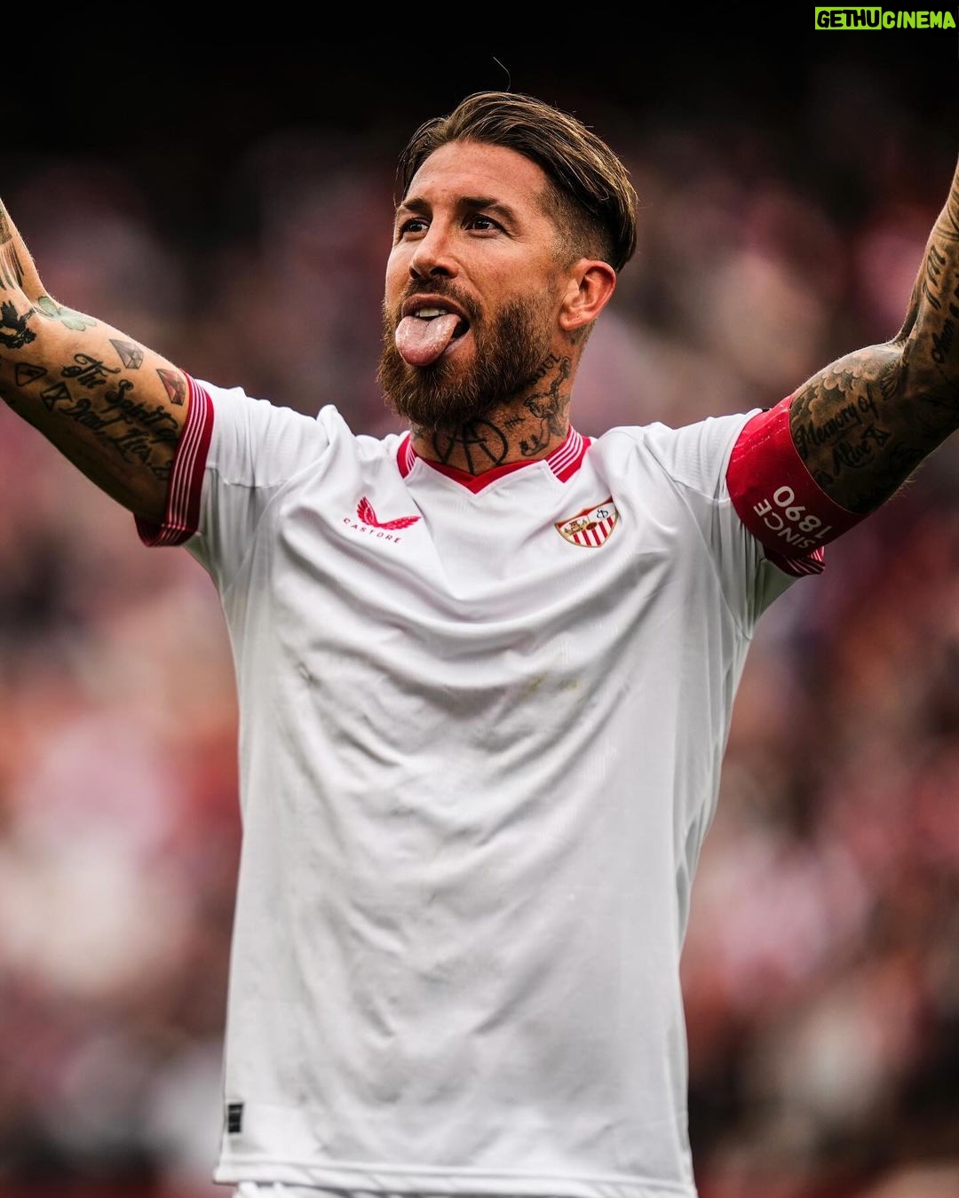 Sergio Ramos Instagram - Victoria importante y merecida en casa. Increíble el ambiente en el Sánchez-Pizjuán. Y feliz de ayudar con el gol 🍳 ¡Seguimos creciendo como equipo, @sevillafc! ⚪️🔴 Important and well-deserved win at home. Amazing atmosphere at the Sánchez-Pizjuán. Happy to help with a goal 🍳 We keep growing as a team, #SevillaFC! ⚪️🔴