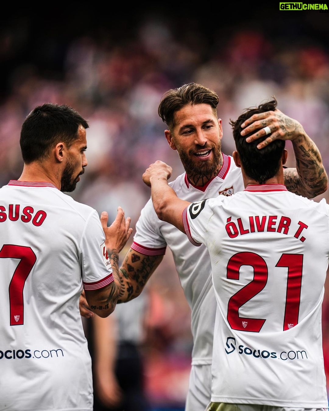 Sergio Ramos Instagram - Victoria importante y merecida en casa. Increíble el ambiente en el Sánchez-Pizjuán. Y feliz de ayudar con el gol 🍳 ¡Seguimos creciendo como equipo, @sevillafc! ⚪️🔴 Important and well-deserved win at home. Amazing atmosphere at the Sánchez-Pizjuán. Happy to help with a goal 🍳 We keep growing as a team, #SevillaFC! ⚪️🔴
