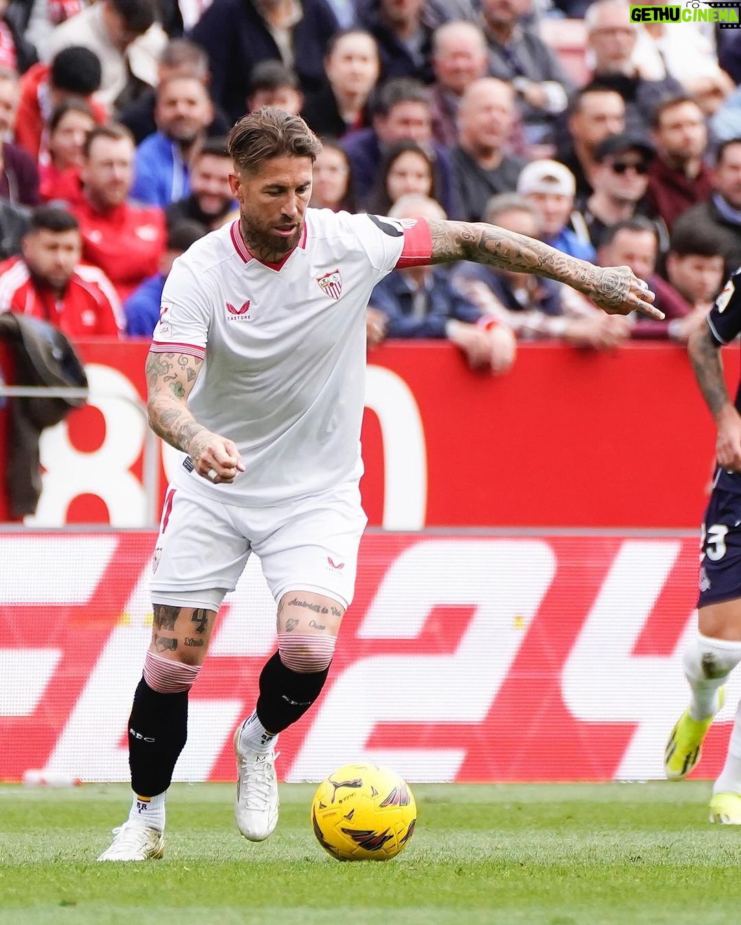 Sergio Ramos Instagram - Victoria importante y merecida en casa. Increíble el ambiente en el Sánchez-Pizjuán. Y feliz de ayudar con el gol 🍳 ¡Seguimos creciendo como equipo, @sevillafc! ⚪️🔴 Important and well-deserved win at home. Amazing atmosphere at the Sánchez-Pizjuán. Happy to help with a goal 🍳 We keep growing as a team, #SevillaFC! ⚪️🔴