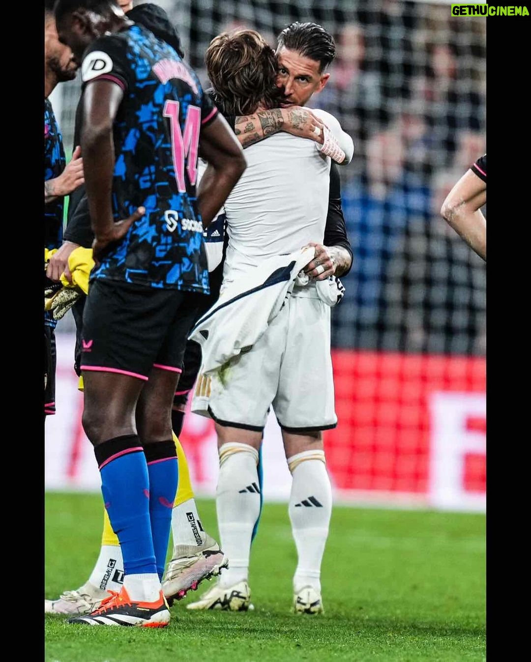 Sergio Ramos Instagram - Una pena el resultado porque el equipo lo dio todo. Hay que seguir trabajando así, convencidos y unidos. Gracias, Bernabéu, por el cariño recibido. Emocionado, orgulloso y agradecido. An unfortunate result because the team gave everything. We have to keep working like this and remain determined and united. Thank you, Bernabéu, for the love received. Touched, proud and grateful.