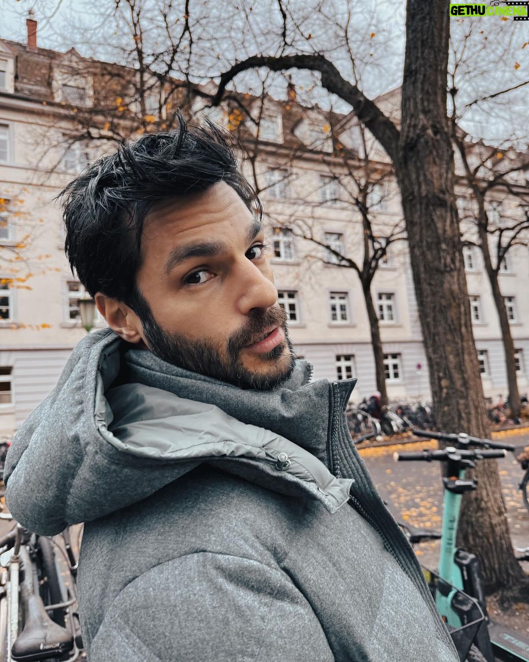 Serkan Çayoğlu Instagram - Freezing and smiling ❄️
