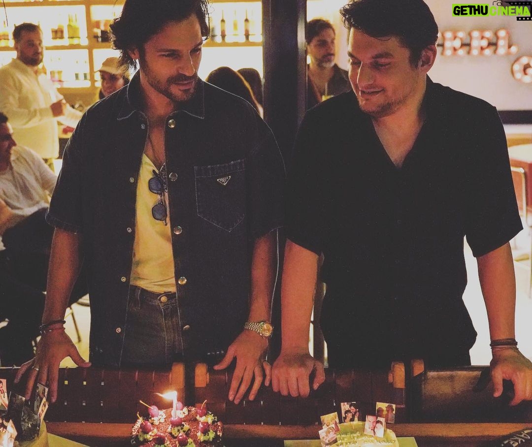 Serkan Çayoğlu Instagram - İyi ki doğduk @erkncyglu 👊🏻 about last night..love you all 💙 Lagom House Of Experience