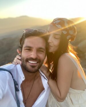 Serkan Çayoğlu Instagram - "Senin bana nasip olman, şahsi hayatımın en değer biçilmez talihidir."

-Nazım Hikmet 

İyi ki doğdun sevgilim @ozgecangurelofficial 🎈