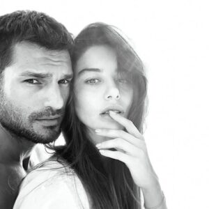 Serkan Çayoğlu Instagram - İlk kez senden bu kadar uzaktayım doğum gününde ama kalbin benimle, ellerin elimde, kulağına fısıldıyorum..iyi ki doğdun sevgilim, nice güzel yılların, yıllarımız olsun❤️ çok özledim...