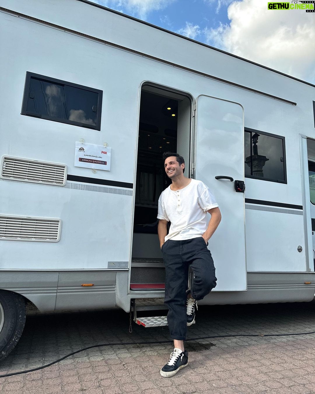 Serkan Çayoğlu Instagram - Kerem in the neighbourhood 🏡 #kaderbağları