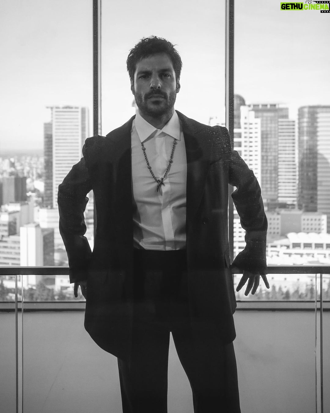 Serkan Çayoğlu Instagram - Last night💥 #mehmedfetihlersultanı Styled by @yasemineke Jewellery @sevanbicakcijewellery Suit @haticegokceofficial Photo @gunermertt and thanks to my great team @aycacinkitaskardes @nakdas @tugceonyil @sametaltay @talentco.tr ❤️