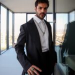 Serkan Çayoğlu Instagram - Last night💥 #mehmedfetihlersultanı Styled by @yasemineke Jewellery @sevanbicakcijewellery Suit @haticegokceofficial Photo @gunermertt and thanks to my great team @aycacinkitaskardes @nakdas @tugceonyil @sametaltay @talentco.tr ❤️