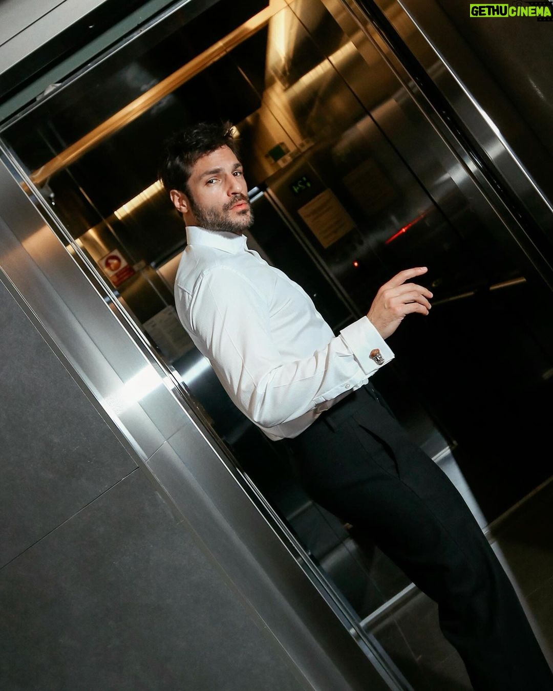 Serkan Çayoğlu Instagram - Last night💥 #mehmedfetihlersultanı Styled by @yasemineke Jewellery @sevanbicakcijewellery Suit @haticegokceofficial Photo @gunermertt and thanks to my great team @aycacinkitaskardes @nakdas @tugceonyil @sametaltay @talentco.tr ❤️