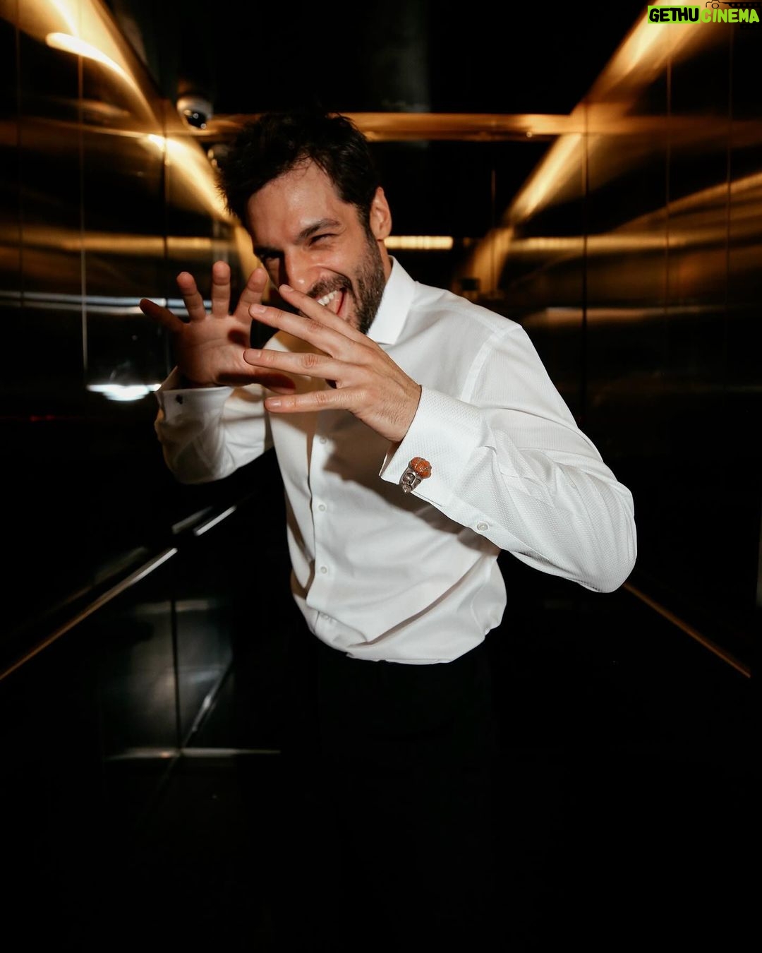 Serkan Çayoğlu Instagram - Last night💥 #mehmedfetihlersultanı Styled by @yasemineke Jewellery @sevanbicakcijewellery Suit @haticegokceofficial Photo @gunermertt and thanks to my great team @aycacinkitaskardes @nakdas @tugceonyil @sametaltay @talentco.tr ❤️
