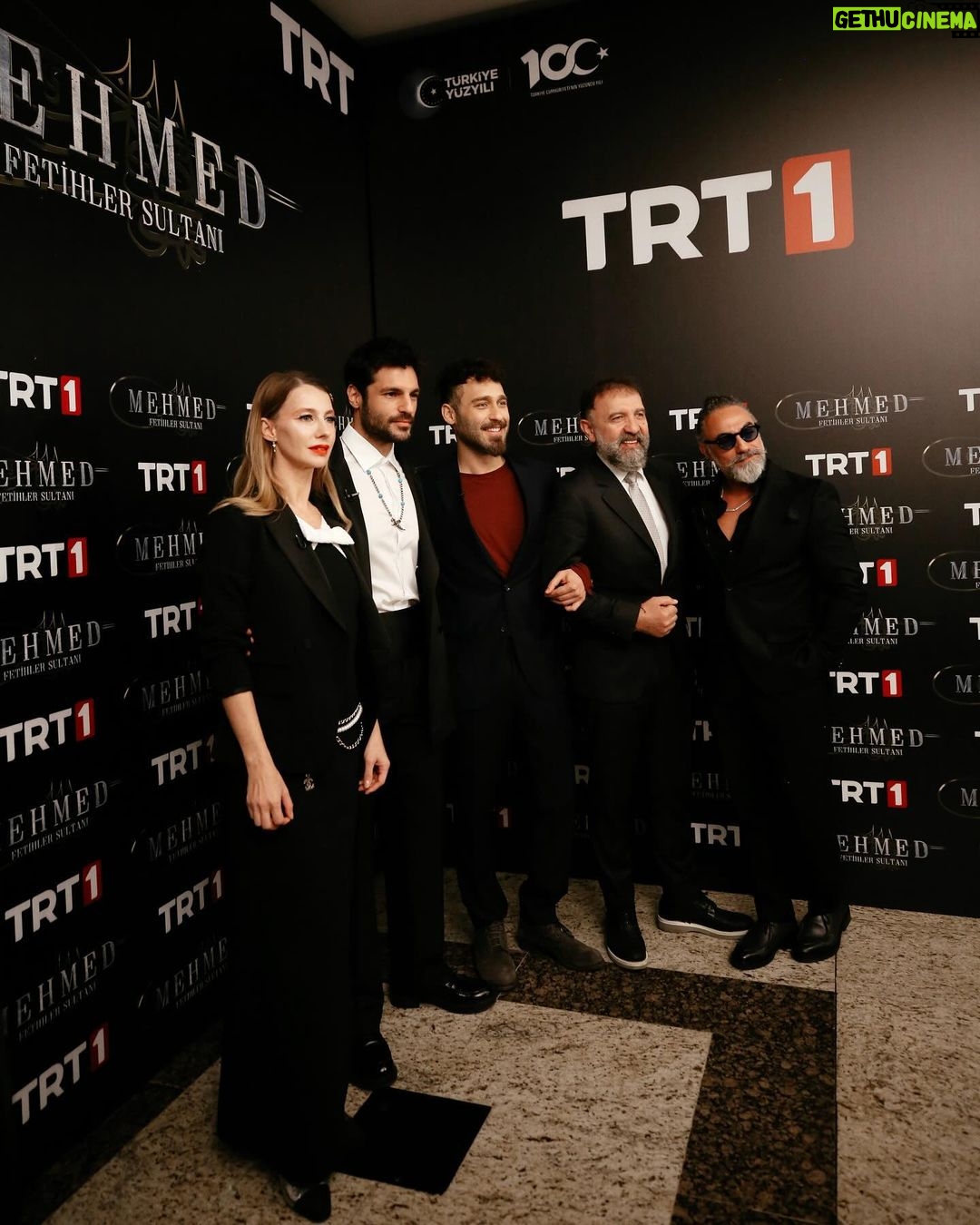 Serkan Çayoğlu Instagram - Last night💥 #mehmedfetihlersultanı Styled by @yasemineke Jewellery @sevanbicakcijewellery Suit @haticegokceofficial Photo @gunermertt and thanks to my great team @aycacinkitaskardes @nakdas @tugceonyil @sametaltay @talentco.tr ❤️