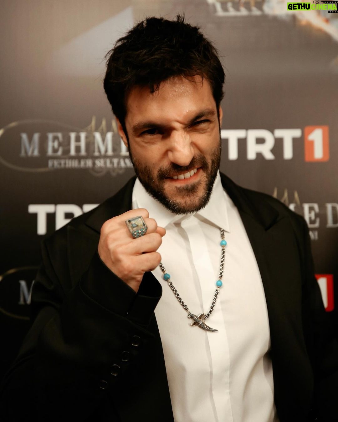Serkan Çayoğlu Instagram - Last night💥 #mehmedfetihlersultanı Styled by @yasemineke Jewellery @sevanbicakcijewellery Suit @haticegokceofficial Photo @gunermertt and thanks to my great team @aycacinkitaskardes @nakdas @tugceonyil @sametaltay @talentco.tr ❤️