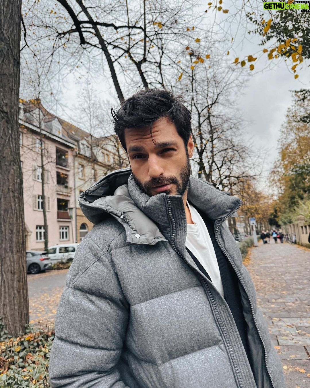 Serkan Çayoğlu Instagram - Freezing and smiling ❄️