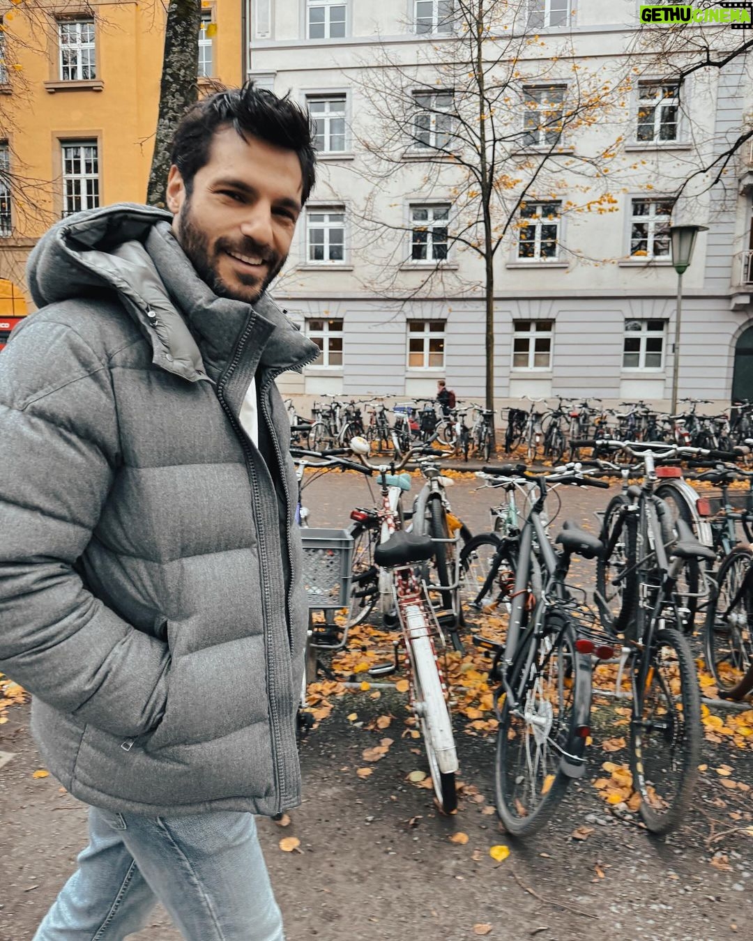 Serkan Çayoğlu Instagram - Freezing and smiling ❄️
