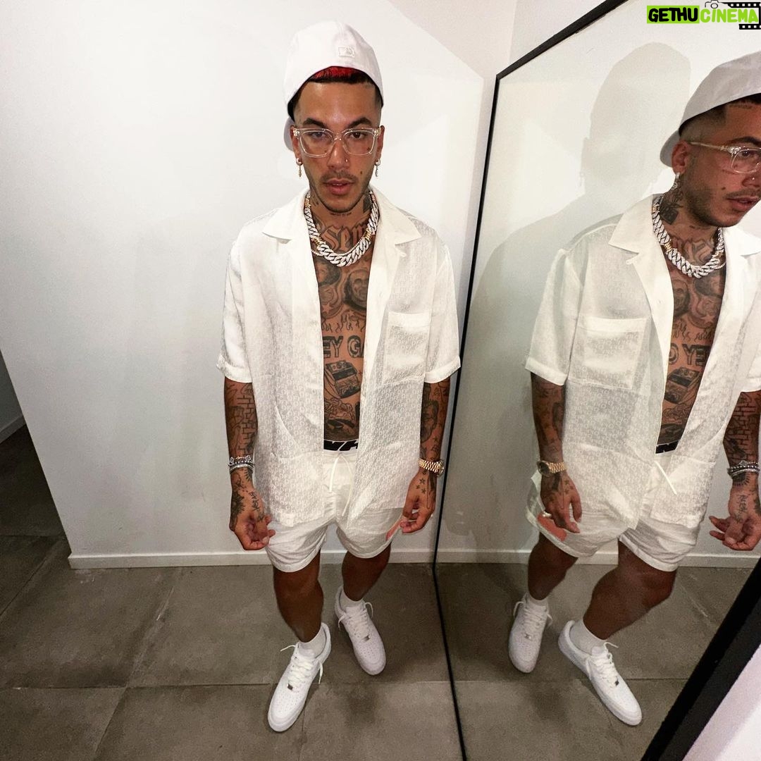 Sfera Ebbasta Instagram - 3 aerei e 1 elicottero in 2 giorni Catania, Italy
