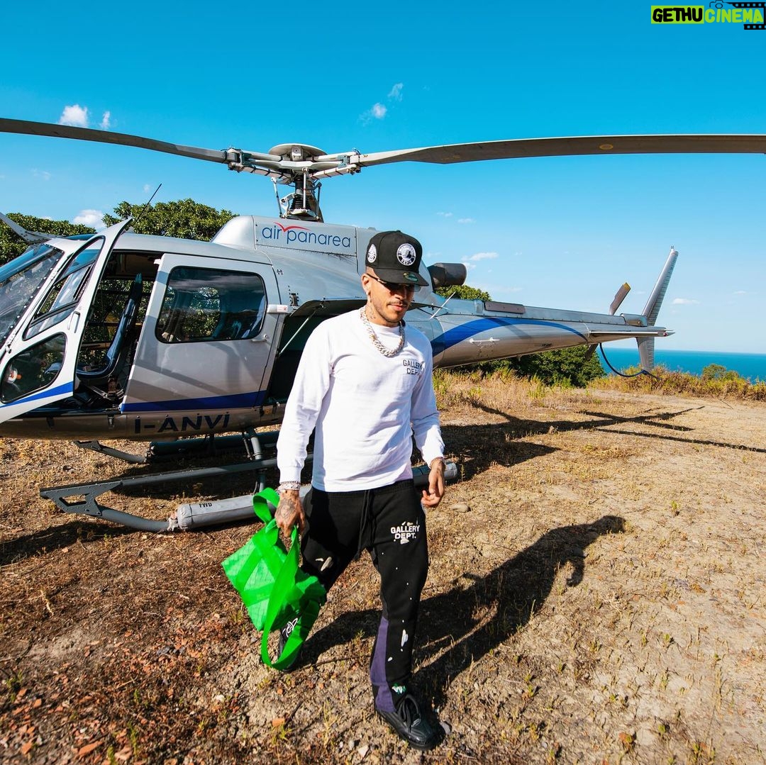 Sfera Ebbasta Instagram - 3 aerei e 1 elicottero in 2 giorni Catania, Italy