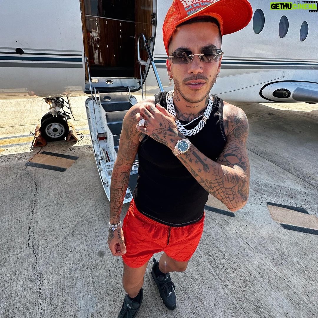 Sfera Ebbasta Instagram - 3 aerei e 1 elicottero in 2 giorni Catania, Italy