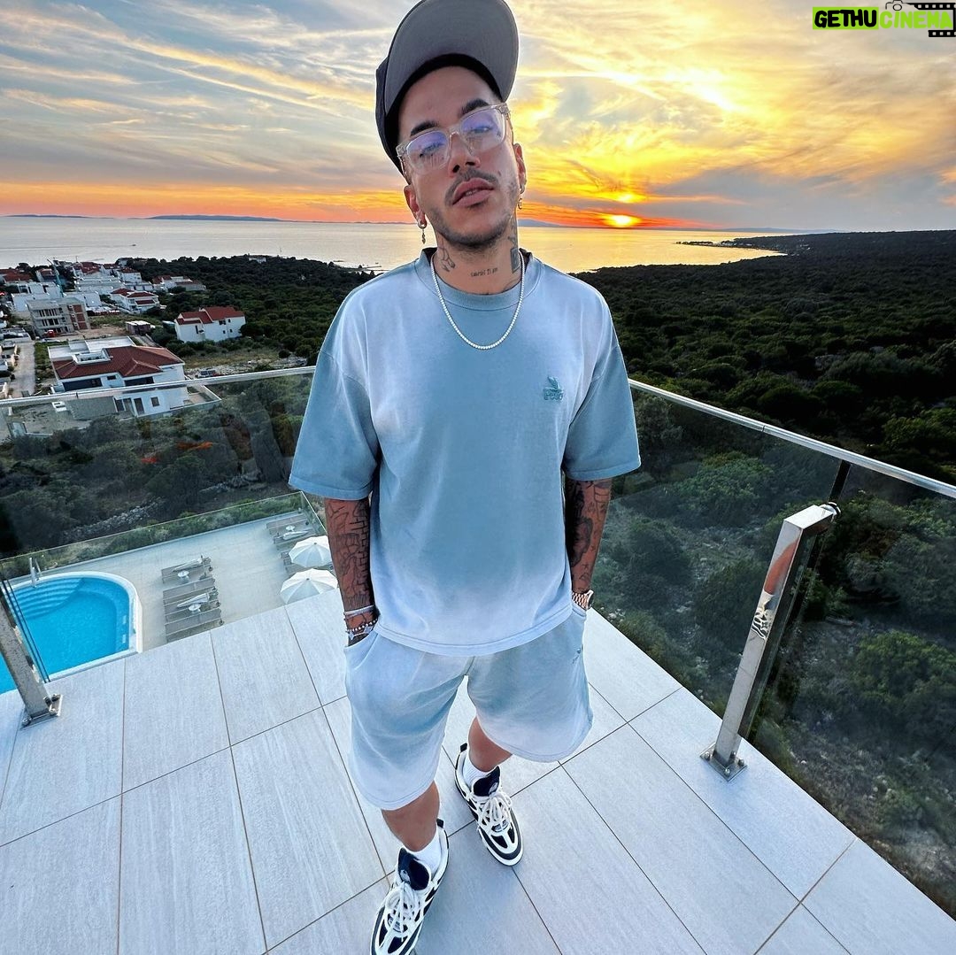 Sfera Ebbasta Instagram - Per le lamentele potete parlare con la mia segretaria ✌🏻