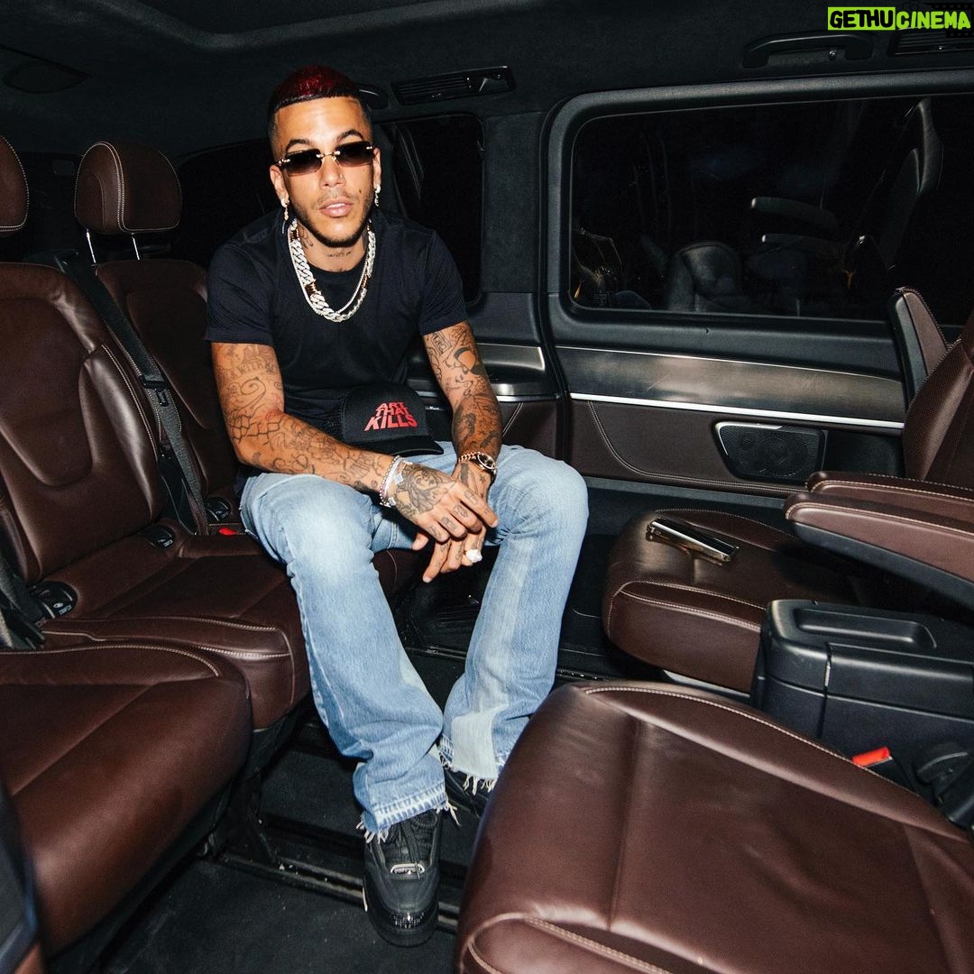 Sfera Ebbasta Instagram - Per le lamentele potete parlare con la mia segretaria ✌🏻