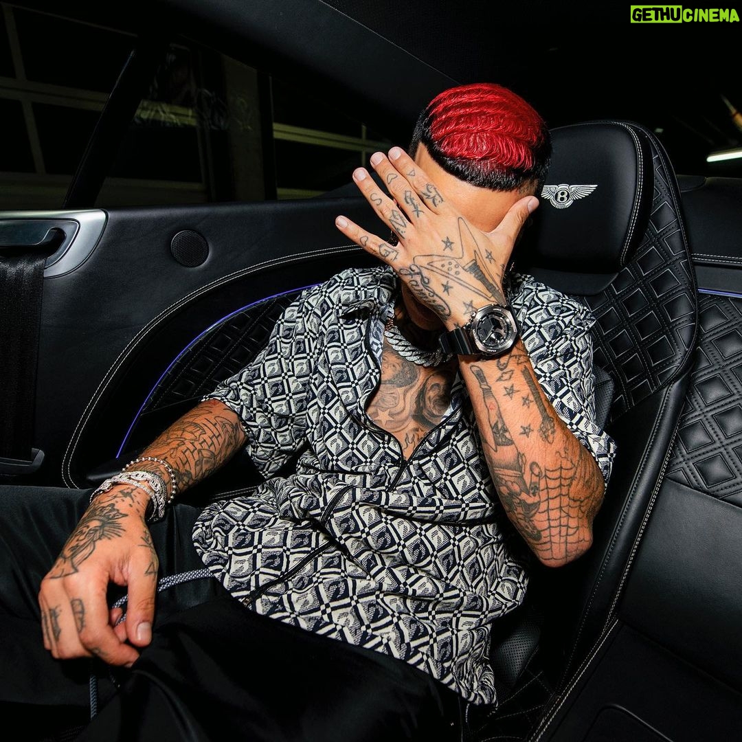Sfera Ebbasta Instagram - Sedili in pelle del Bentley, sedili in pelle del Porsche 🤷🏻♂️ Milan, Italy