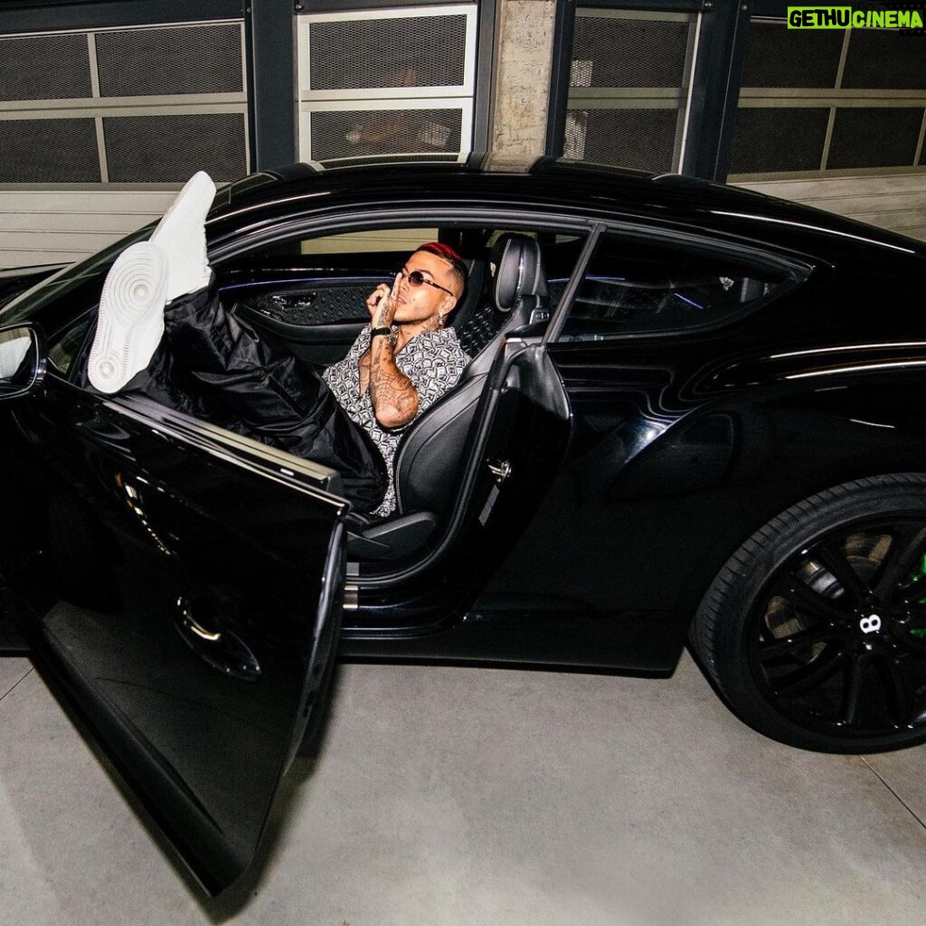 Sfera Ebbasta Instagram - Sedili in pelle del Bentley, sedili in pelle del Porsche 🤷🏻‍♂️ Milan, Italy