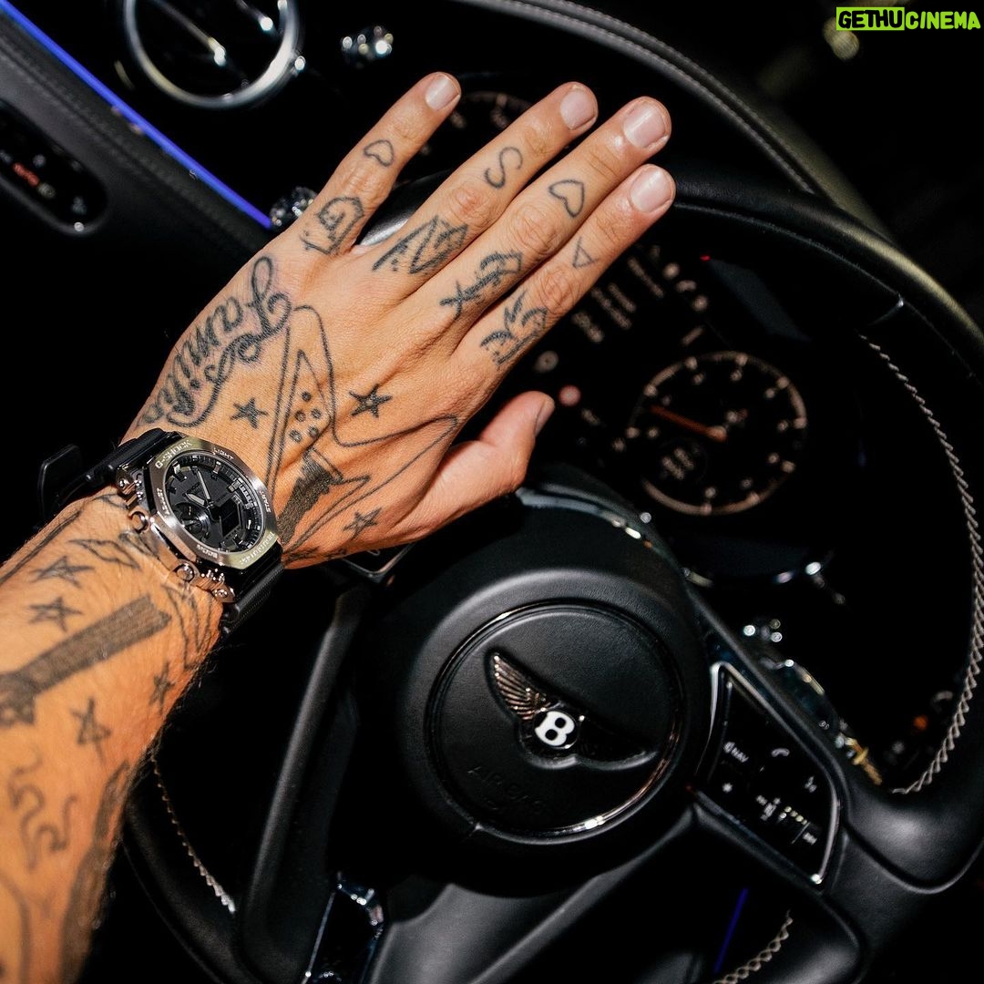 Sfera Ebbasta Instagram - Sedili in pelle del Bentley, sedili in pelle del Porsche 🤷🏻♂️ Milan, Italy