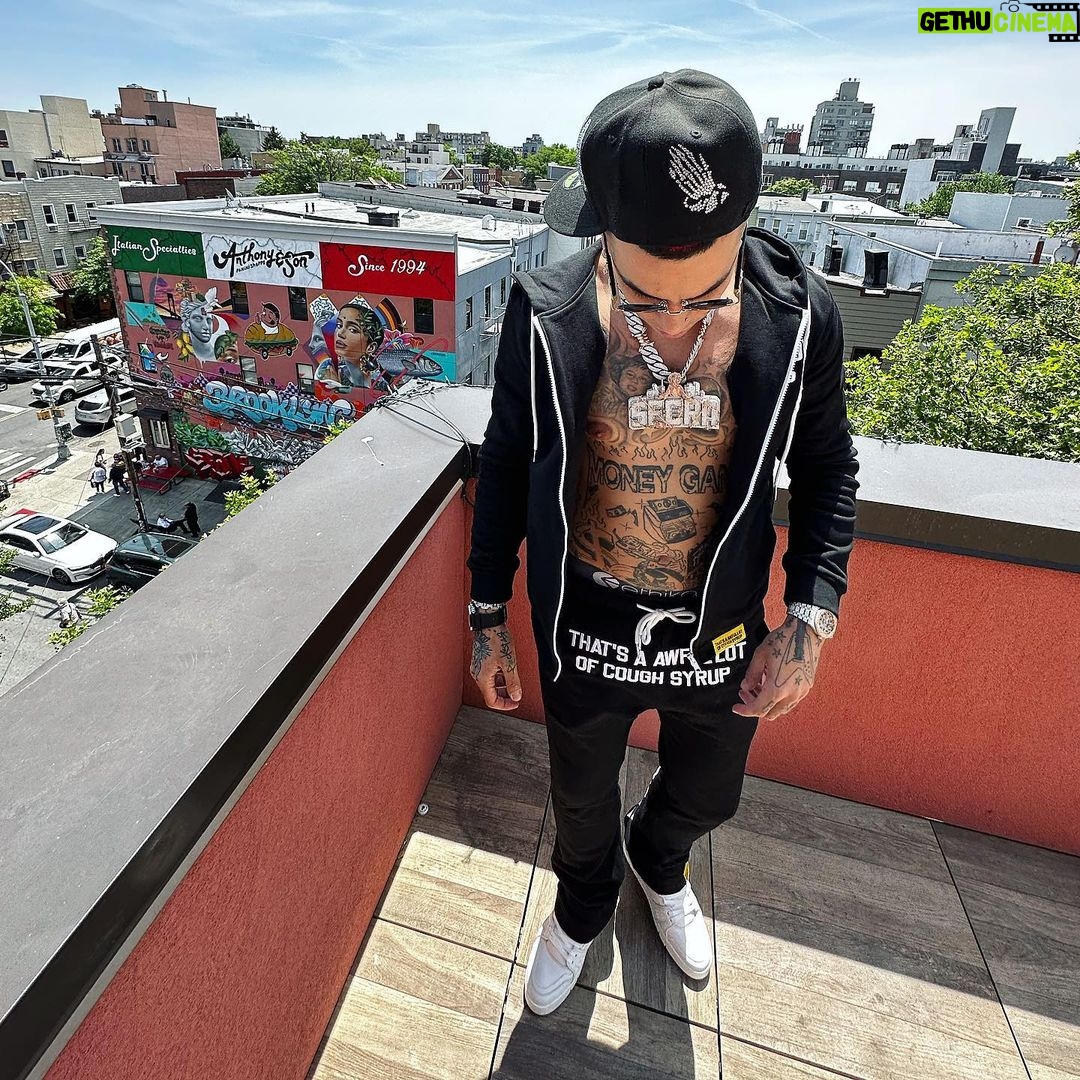 Sfera Ebbasta Instagram - Ricordo mia mamma era in sbatta, le dicevo calma …. ⏳