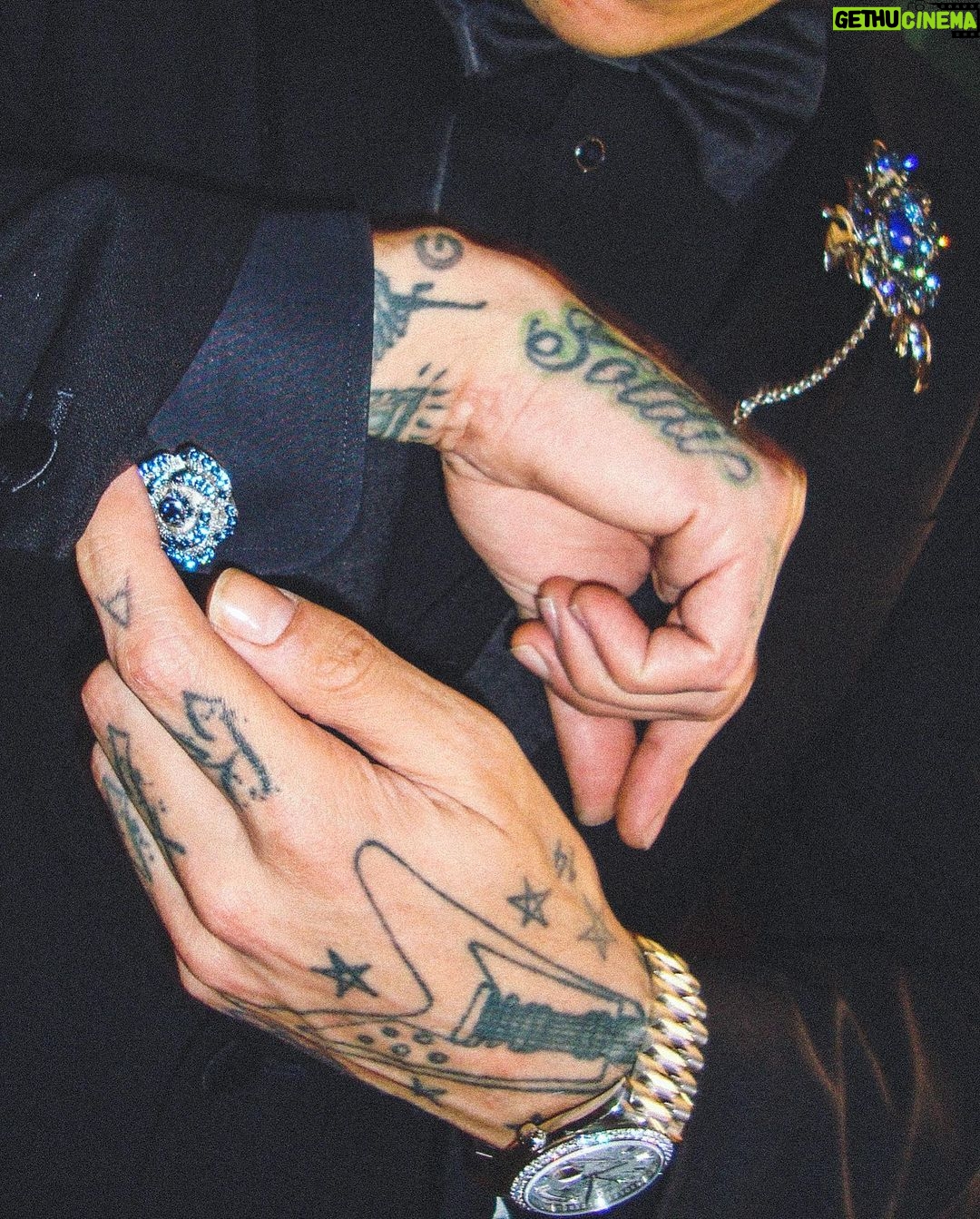 Sfera Ebbasta Instagram - Puoi vincere con noi, o puoi guardarci vincere anche quest anno 🤷🏻♂️ Milan, Italy