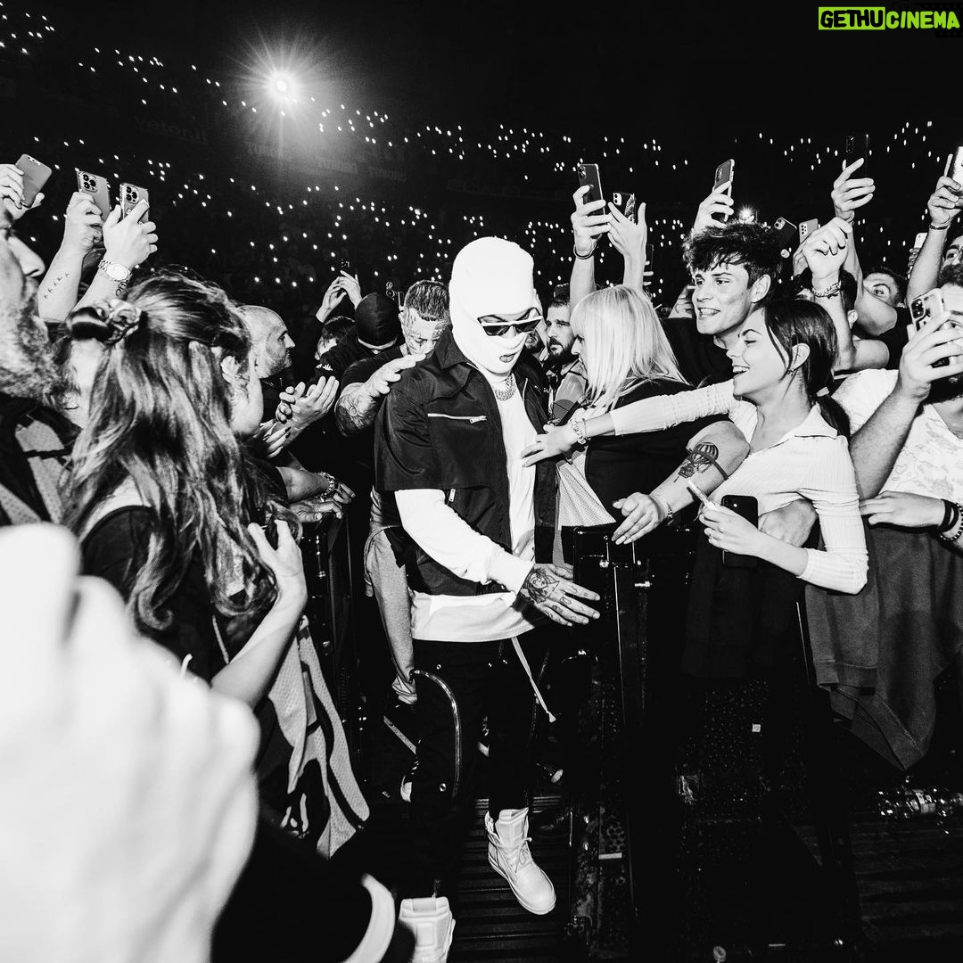 Sfera Ebbasta Instagram - Avevo tolto BRNBQ dalla scaletta del nuovo tour perché pensavo che fosse un pezzo troppo vecchio per portarlo live. Ieri mi hanno convinto a farla a Roma un secondo prima di salire sul palco e mi ha fatto venire la pelle d’oca vedere la gente gridare ogni singola parola di un pezzo che ho scritto quando non sapevo ancora quanto grande sarei diventato in questo gioco, grazie 🌟 Ps: da ora in poi rimane in scaletta 😈 Roma, Italia