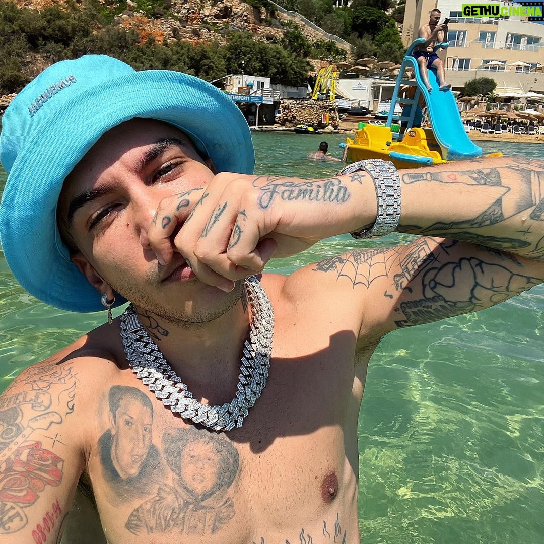 Sfera Ebbasta Instagram - Sole, mare, tanga in mezzo alle 🍑 Malta