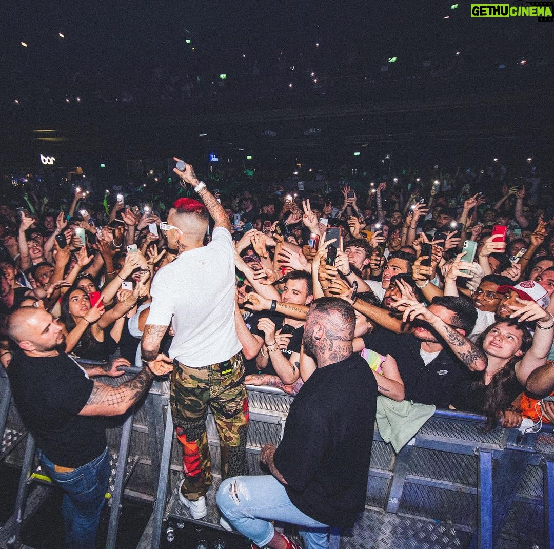 Sfera Ebbasta Instagram - Ovunque atterriamo 🤷🏻♂️🇬🇧 London, United Kingdom
