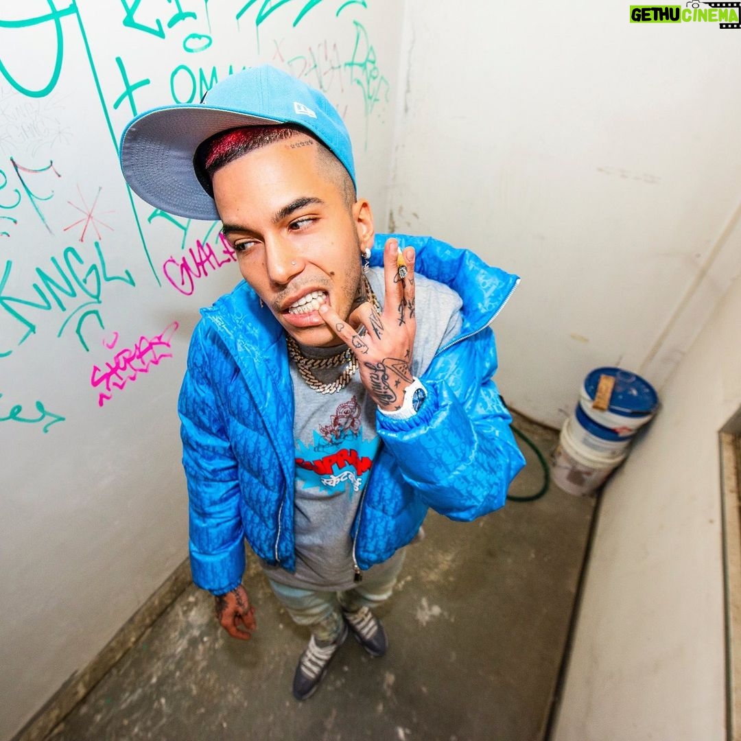 Sfera Ebbasta Instagram - Quando ho iniziato ero arrabbiato, squattrinato, lo stronzo più stiloso del vicinato 🏢
