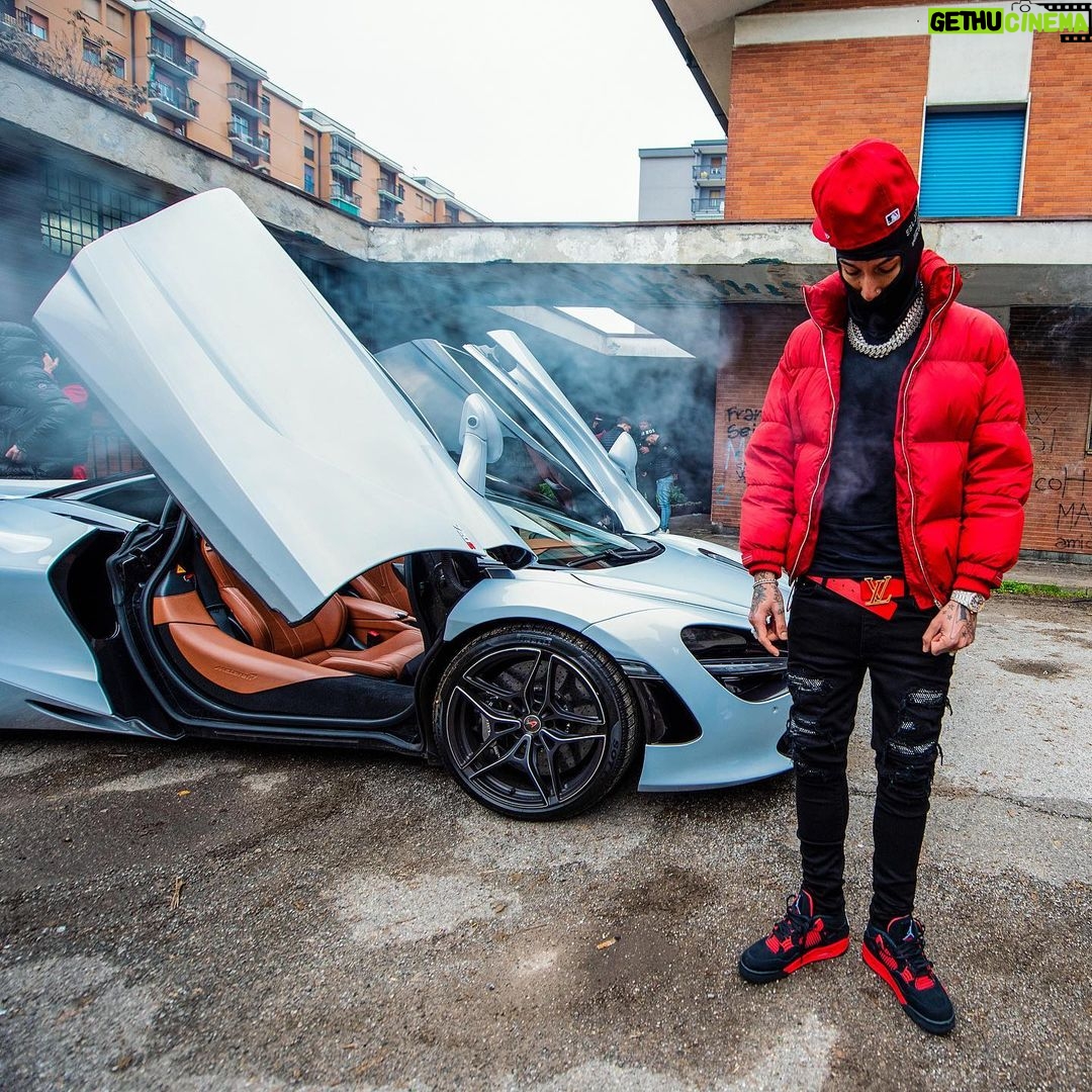 Sfera Ebbasta Instagram - La notte fa freddo in quartiere a Milano, per quello ce ne andiamo 🏎️ Corsico,Milano