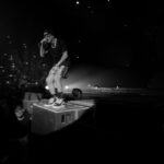 Sfera Ebbasta Instagram - Avevo tolto BRNBQ dalla scaletta del nuovo tour perché pensavo che fosse un pezzo troppo vecchio per portarlo live. Ieri mi hanno convinto a farla a Roma un secondo prima di salire sul palco e mi ha fatto venire la pelle d’oca vedere la gente gridare ogni singola parola di un pezzo che ho scritto quando non sapevo ancora quanto grande sarei diventato in questo gioco, grazie 🌟 Ps: da ora in poi rimane in scaletta 😈 Roma, Italia