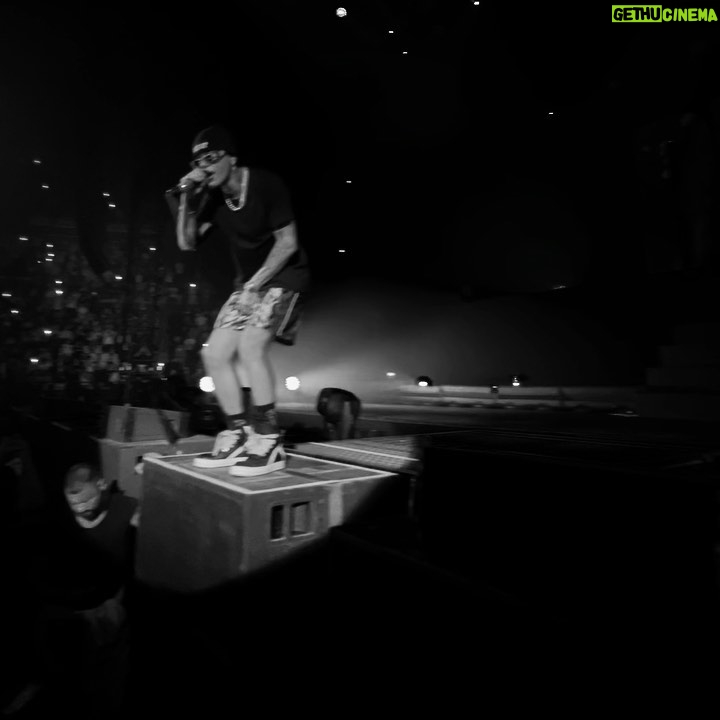 Sfera Ebbasta Instagram - Avevo tolto BRNBQ dalla scaletta del nuovo tour perché pensavo che fosse un pezzo troppo vecchio per portarlo live. Ieri mi hanno convinto a farla a Roma un secondo prima di salire sul palco e mi ha fatto venire la pelle d’oca vedere la gente gridare ogni singola parola di un pezzo che ho scritto quando non sapevo ancora quanto grande sarei diventato in questo gioco, grazie 🌟 Ps: da ora in poi rimane in scaletta 😈 Roma, Italia