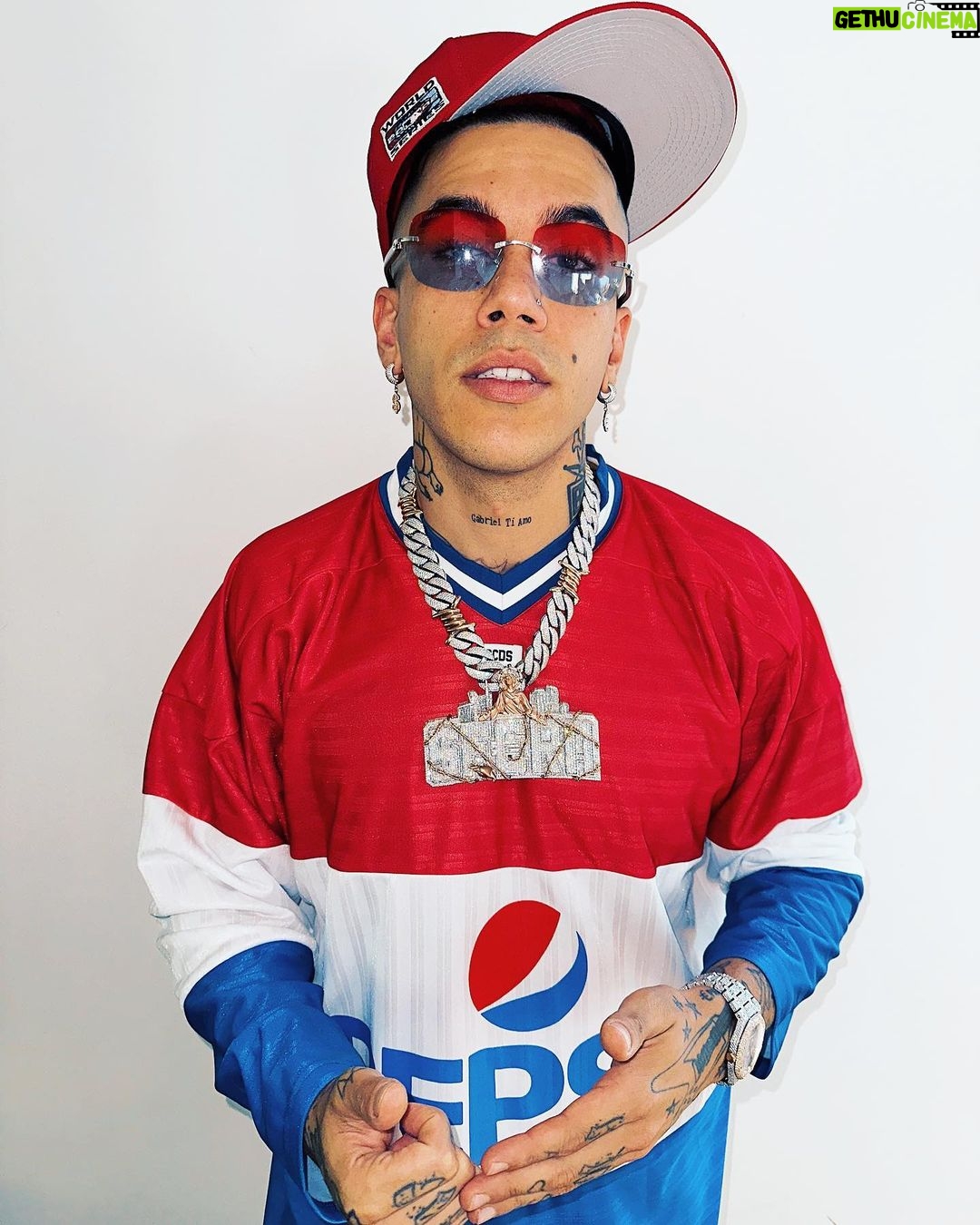 Sfera Ebbasta Instagram - Baby io non ho emozioni , baby ti spezzerò il cuore ❤️💙 Los Angeles, California