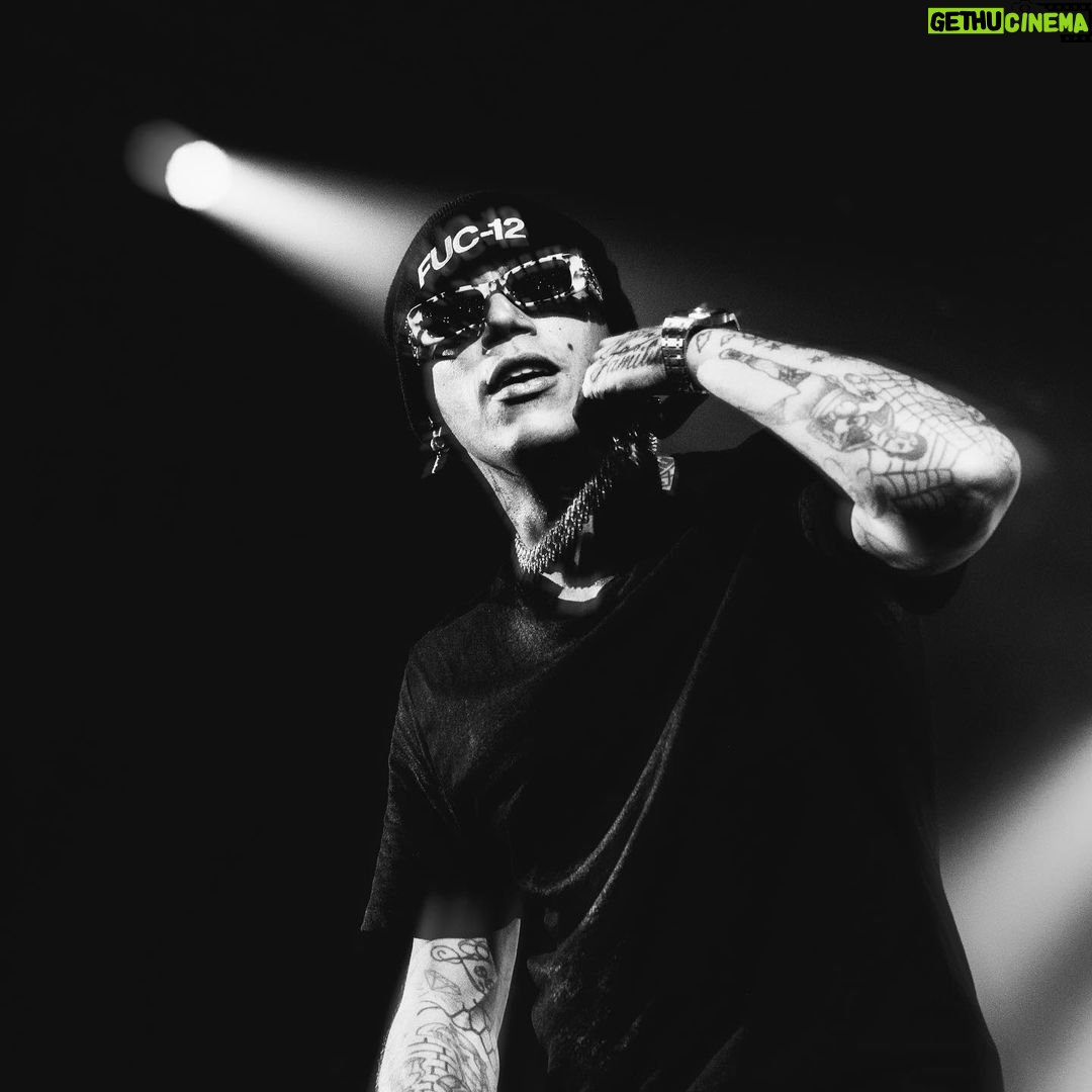 Sfera Ebbasta Instagram - Avevo tolto BRNBQ dalla scaletta del nuovo tour perché pensavo che fosse un pezzo troppo vecchio per portarlo live. Ieri mi hanno convinto a farla a Roma un secondo prima di salire sul palco e mi ha fatto venire la pelle d’oca vedere la gente gridare ogni singola parola di un pezzo che ho scritto quando non sapevo ancora quanto grande sarei diventato in questo gioco, grazie 🌟 Ps: da ora in poi rimane in scaletta 😈 Roma, Italia