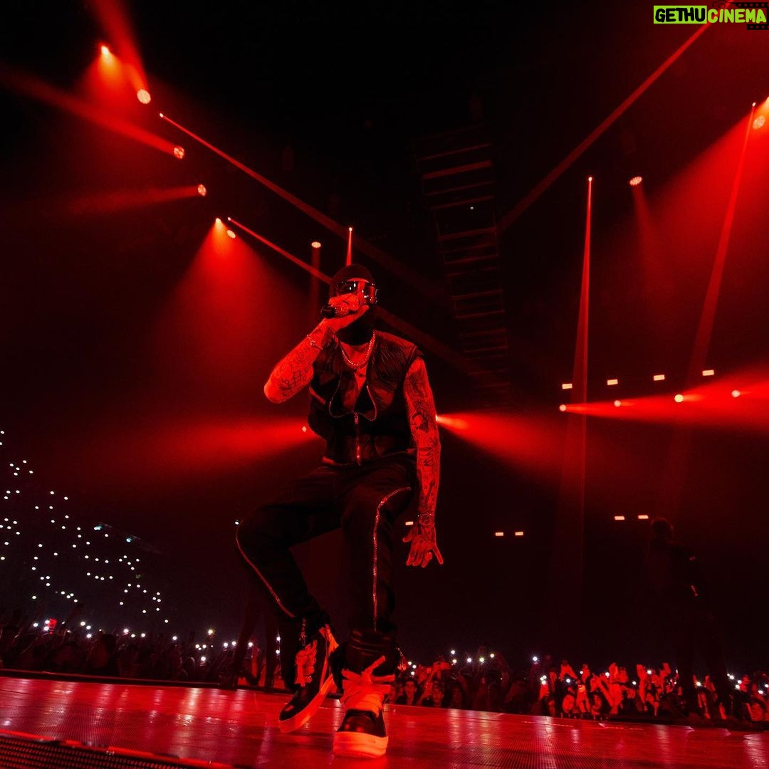 Sfera Ebbasta Instagram - La mia Milano, la mia gente ♾️ grazie a tutti ❤️stasera replichiamo