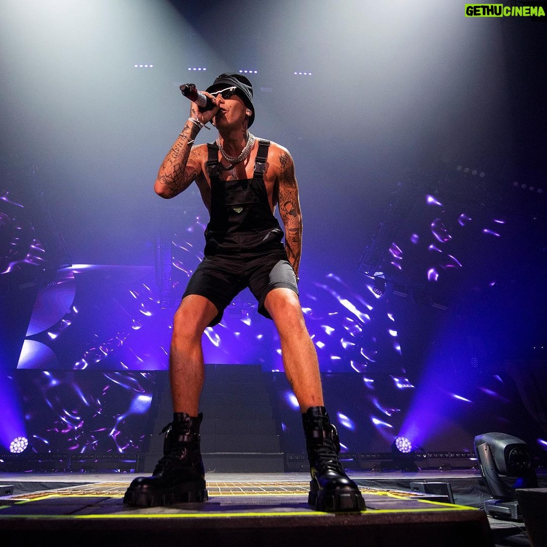 Sfera Ebbasta Instagram - Rimini Γ¨ stato solo l'inizio, ci vediamo domani e dopodomani a Milano π Aggiunti eccezionalmente biglietti parterre extra per il 25 e il 26 Settembre al Mediolanum Forum π Trovate tutte le info nelle stories. non fartelo raccontare! Rimini Italy