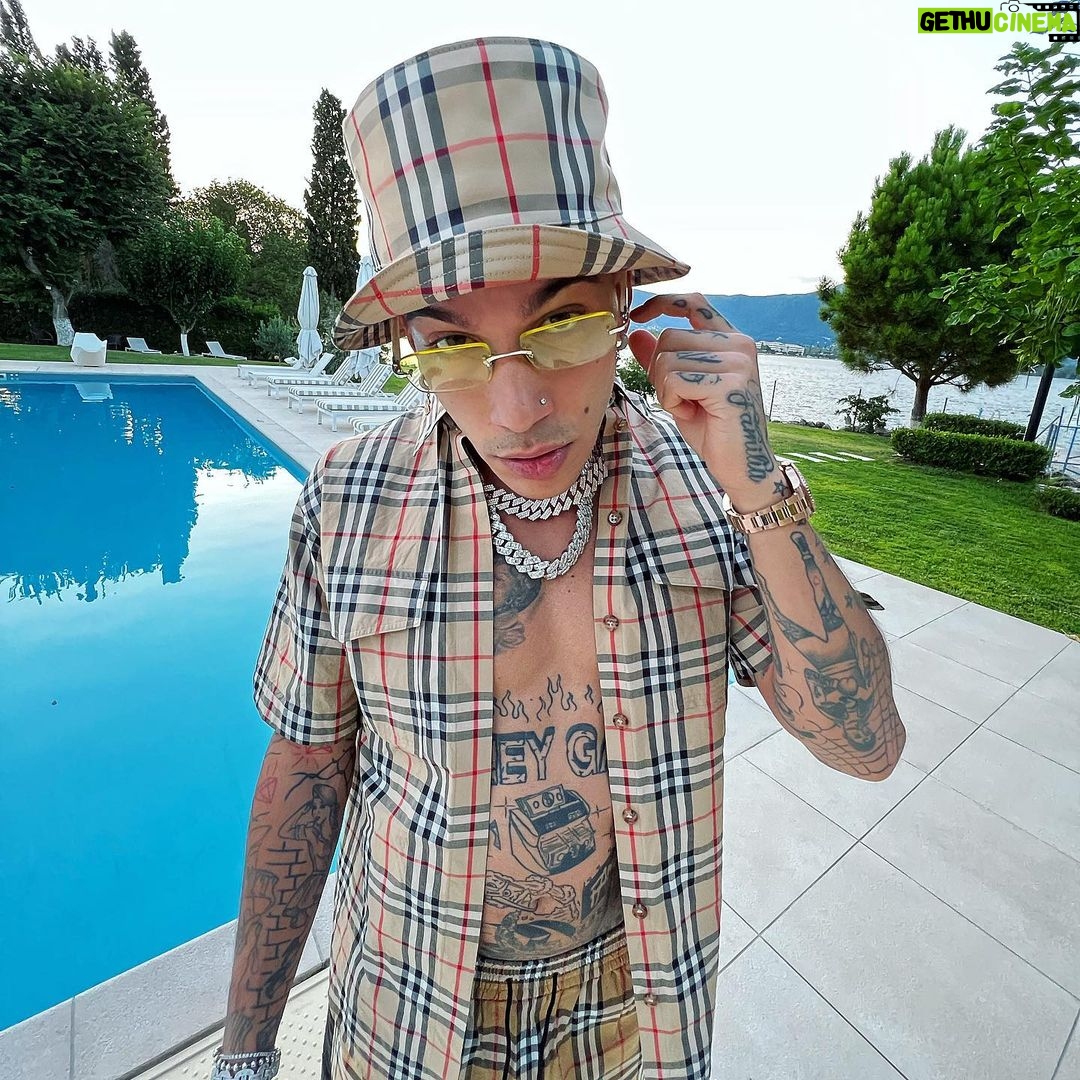 Sfera Ebbasta Instagram - Questo film ha tante comparse ma un solo protagonista 🎥 Corfu Greece