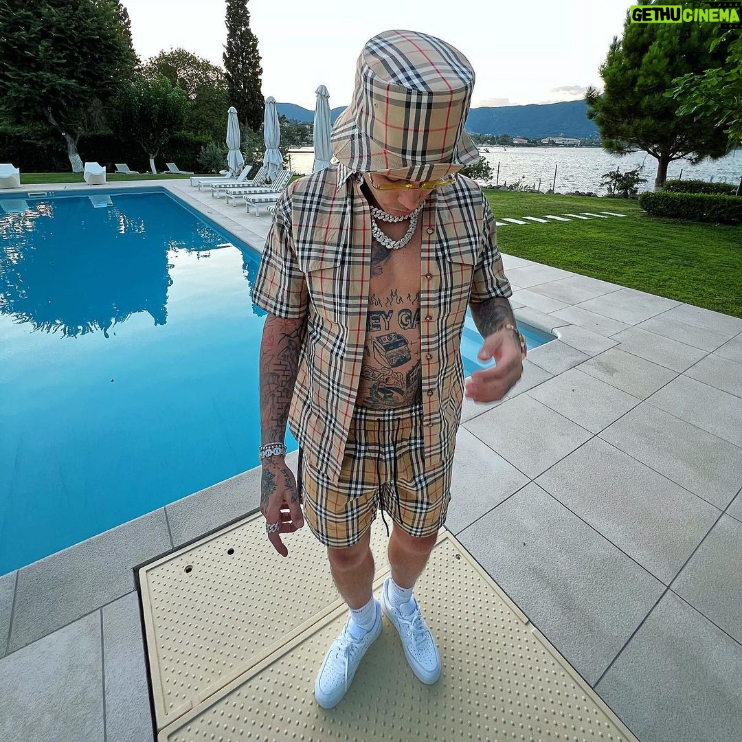 Sfera Ebbasta Instagram - Questo film ha tante comparse ma un solo protagonista 🎥 Corfu Greece