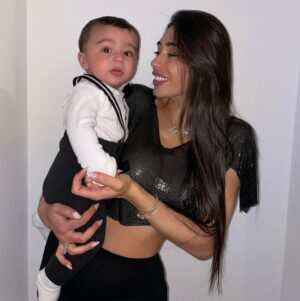 Sfera Ebbasta Instagram - Grazie per avermi fatto il regalo più grande che abbia mai ricevuto e per prendertene cura ogni giorno anche quando sono lontano ❤️ auguri a tutte le mamme